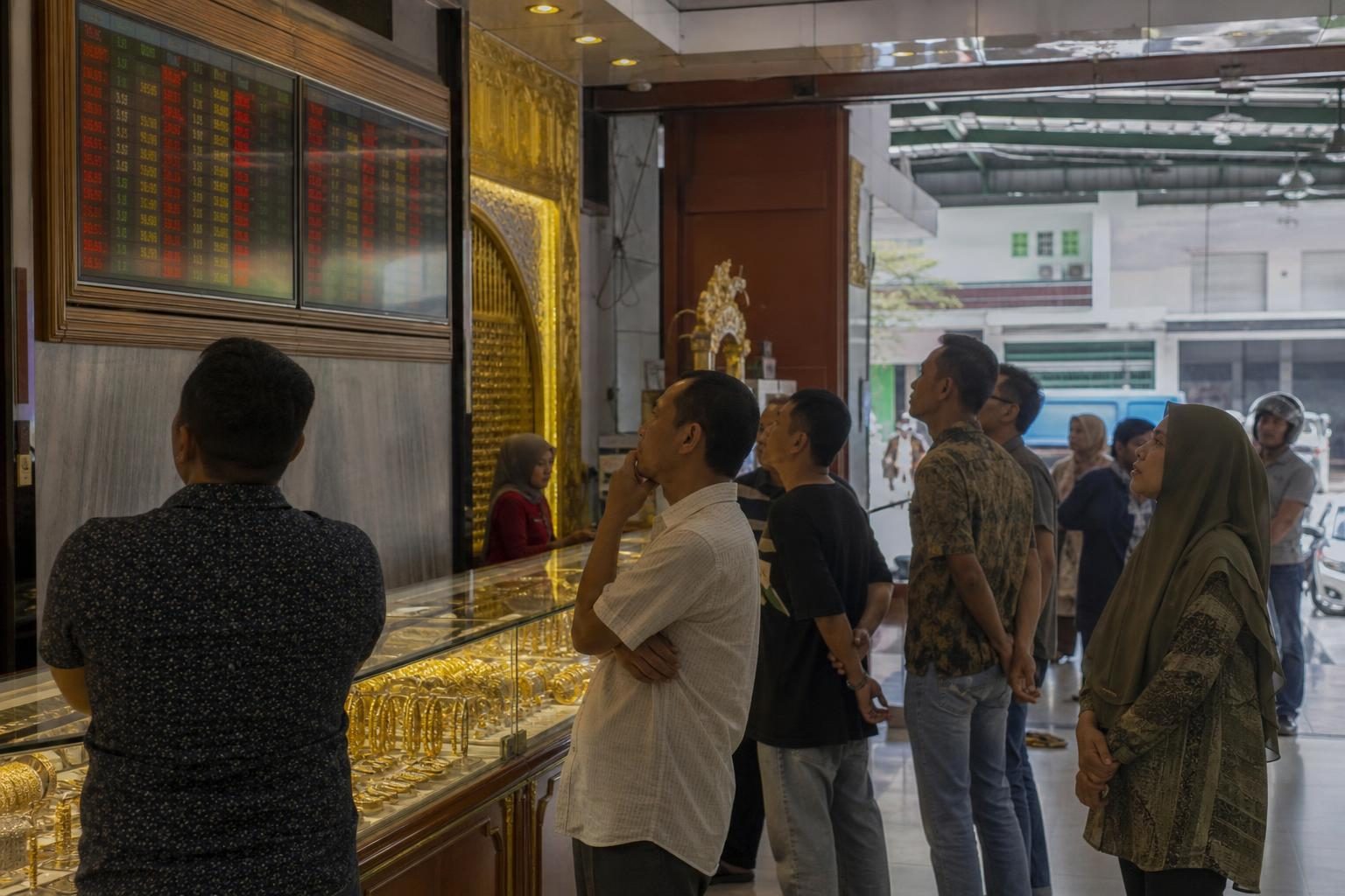 Toko emas di Aceh dengan pelanggan memantau harga emas dunia