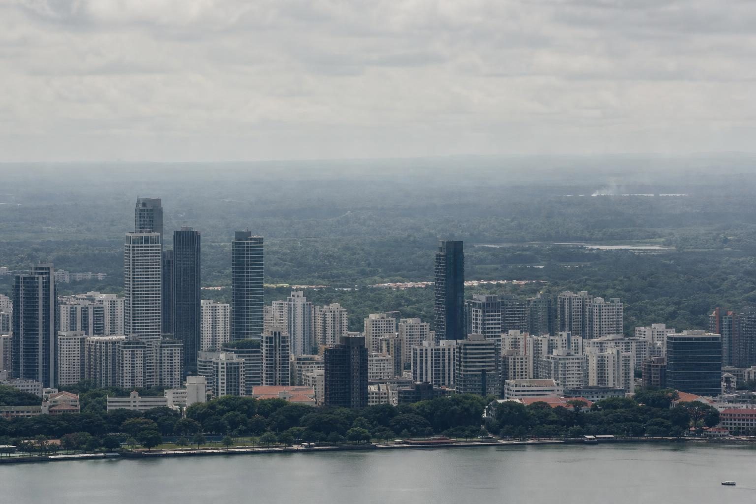 Kabut asap akibat karhutla Indonesia Singapura menutupi langit kota